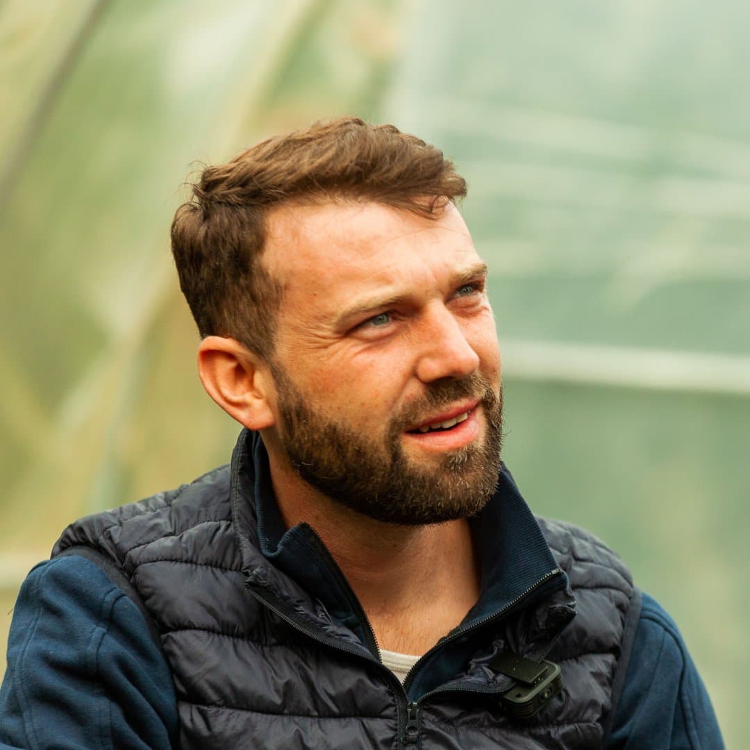 Eros Cerutti, fondatore di Soluzione Terra, ritratto in serra